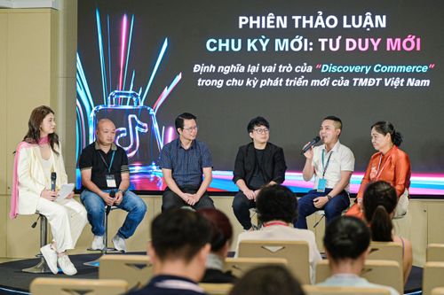  Các diễn giả trao đổi tại phiên thảo luận Chu kỳ mới: Tư duy mới với chủ đề “Định nghĩa lại vai trò của ‘Discovery Commerce’ trong chu kỳ phát triển mới của TMĐT Việt Nam” trong khuôn khổ TikTok Shop Vietnam Summit 2026. 