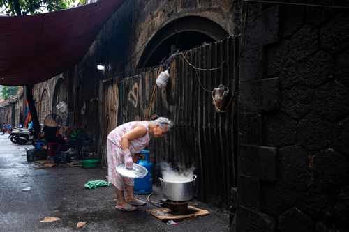 Một vòm cầu đá trên phố Gầm Cầu bám đầy bụi than đen kịt, xuống cấp sau thời gian dài các hàng ăn tận dụng vị trí này để nấu nướng.