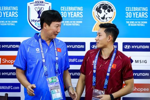  Ông Kim đề nghị Hai Long tạo một dáng chụp hình khác nhưng tiền vệ của CLB Hà Nội bật cười từ chối. Không khí thoải mái là điểm dễ nhận thấy trong cuộc họp báo trước trận của tuyển Việt Nam gặp Campuchia. Ảnh: Minh Chiến. 