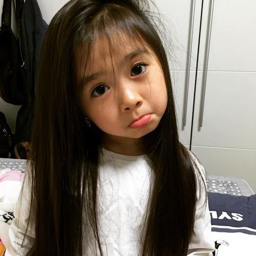 Trang Koreaboo từng đưa tin nhiều fan của Breanna ở Dubai mời cô bé và gia đình sang du lịch, bao trọn gói nhiều dịch vụ đắt đỏ. Bản thân Breanna và gia đình cũng có 2 năm sống tại đây trước khi trở về Hàn Quốc. Thậm chí, có tin đồn cô được một đại gia nhận làm con nuôi, cho thừa hưởng nhiều đặc quyền của cuộc sống thượng lưu hay tặng cô xe Rolls Royce nhân ngày sinh nhật.