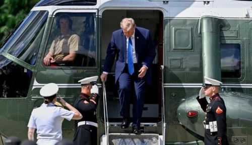 Tổng thống Mỹ Donald Trump bước xuống từ trực thăng Marine One. Ảnh: Reuters.