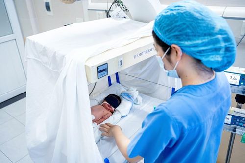 Không chỉ lo sinh mổ lần hai có đau hơn, mẹ bầu còn cần biết thời điểm mang thai lại và lịch mổ phù hợp để giảm nguy cơ biến chứng cho cả mẹ lẫn con. Ảnh: Trần Hiền.