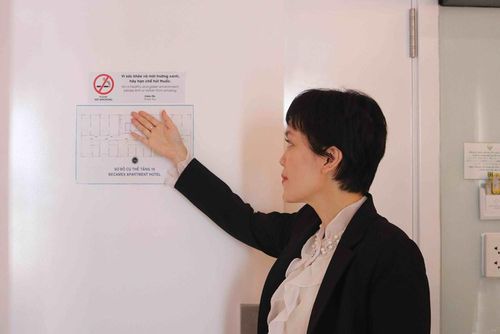 Đại diện Khách sạn Becamex Thủ Dầu Một giới thiệu về khu vực cấm hút thuốc
