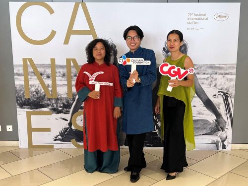 Đạo diễn Nguyễn Thiên Ân (đứng giữa) tại LHP Cannes 2026. Nguồn ảnh: NVCC