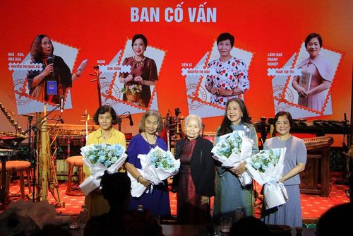 Chủ tịch Hội Di sản Văn hóa TP.HCM Lê Tú Cẩm tặng hoa các thành viên Ban cố vấn