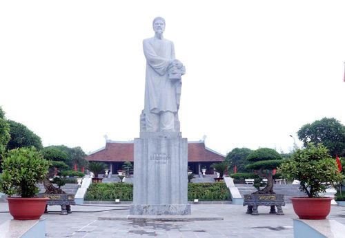 Tượng đài nhà bác học Lê Quý Đôn tại Khu lưu niệm.Ảnh: Đinh Văn Nhiều - TTXVN