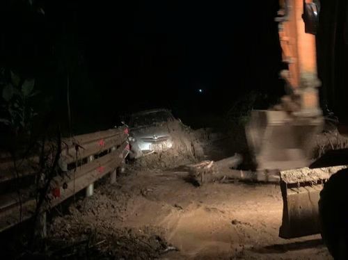 Kéo ô-tô gặp nạn ra khỏi đống vụn đất đá. (Ảnh: Khu Quản lý đường bộ I)
