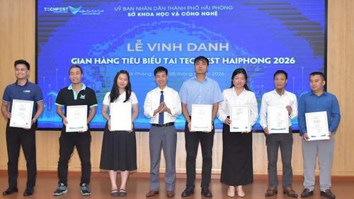 Ban tổ chức vinh danh các gian hàng tiêu biểu tại Techfest HaiPhong 2026. (Ảnh: XUÂN TRƯỜNG)