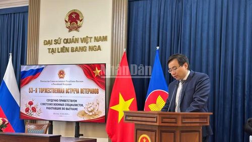 Ông Đoàn Khắc Hoàng, Tham tán Công sứ, Đại biện lâm thời Việt Nam tại Nga phát biểu ý kiến tại cuộc gặp mặt. (Ảnh: THÙY VÂN)