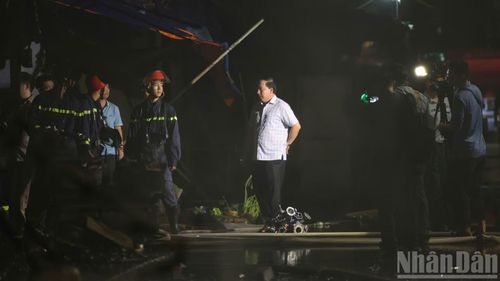  Phó Bí thư Thành ủy, Chủ tịch Ủy ban nhân dân thành phố Đồng Nai Nguyễn Văn Út có mặt tại hiện trường trong đêm chỉ đạo công tác chữa cháy. 