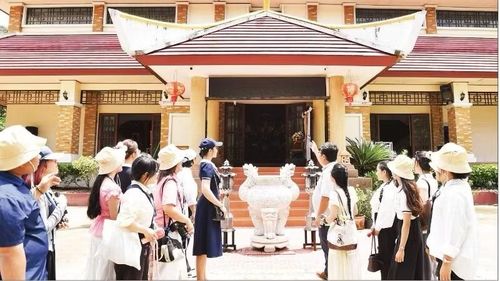 Du khách tham quan Khu di tích Chủ tịch Hồ Chí Minh tại tỉnh Udon Thani, Thái Lan. (Ảnh: Báo Nhân Dân)