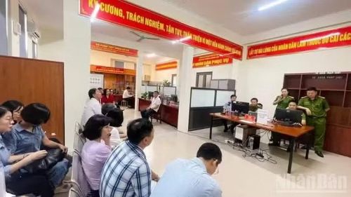 Đảng viên trên địa bàn phường Dương Nội, thành phố Hà Nội thực hiện triển khai việc đổi thẻ đảng viên điện tử. (Ảnh minh họa: DIỆU THƯƠNG)