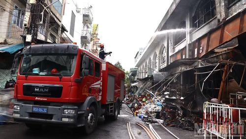 Lực lượng chữa cháy tiếp tục làm mát khu vực tầng 2 của chợ Biên Hòa vào sáng 6/8.