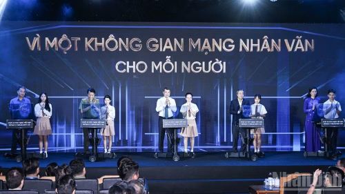 Thủ tướng Chính phủ Lê Minh Hưng và các đồng chí lãnh đạo, các cháu học sinh thực hiện nghi thức hưởng ứng Ngày An ninh mạng Việt Nam. (Ảnh: TRẦN HẢI)