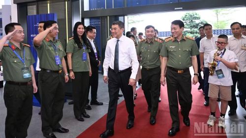 Thủ tướng Chính phủ Lê Minh Hưng và Bộ trưởng Công an Lương Tam Quang tới dự Lễ Mít-tinh hưởng ứng Ngày An ninh mạng Việt Nam. (Ảnh: TRẦN HẢI)