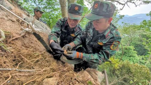 Đại tá Khổng Đình Tám, Chủ nhiệm Chính trị Quân khu trực tiếp tham gia quy tập hài cốt liệt sĩ tại điểm cao 685, xã Thanh Thủy, tỉnh Tuyên Quang. (Ảnh: HOÀNG TRUNG)