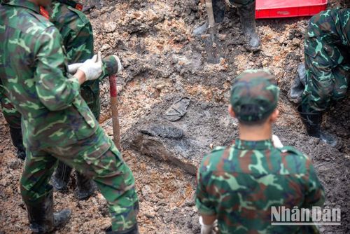 Hiện vật đôi dép được tìm thấy sau gần 60 năm nằm trong nhiều tầng đất.
