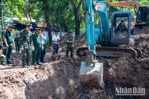 Sau khi sử dụng 5 thiết bị radar lòng đất từ các đơn vị được huy động đến Công viên Lê Thị Riêng để rà tìm dấu vết mộ tập thể liệt sĩ, lực lượng tìm kiếm sử dụng máy xúc để khai quật những vị trí có dấu hiệu của hài cốt.