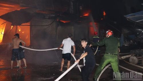 Người dân hỗ trợ lực lượng chức năng dập lửa trong tối 5/8.