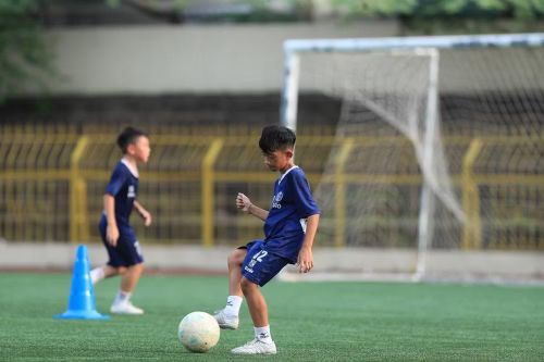 Các học viên tại hai trung tâm bóng đá vệ tinh Nghệ An và Bắc Giang sử dụng giáo án thống nhất trong hệ thống đào tạo của Hà Nội FC.