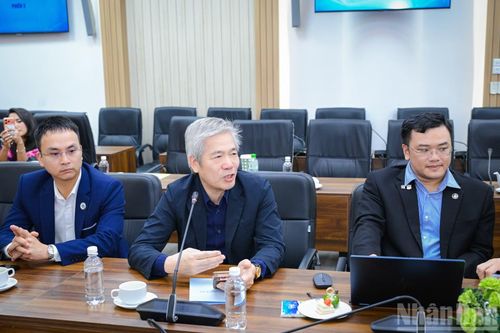Bác sĩ Bùi Tiến Hùng, Giám đốc Trung tâm Mắt (Bệnh viện Đại học Phenika), người đang có số ca mổ Phakic ICL đứng đầu khu vực Đông Nam Á với hơn 8.000 ca thành công, chia sẻ tại tọa đàm.