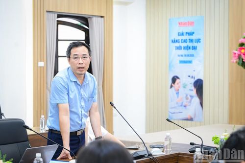 Tiến sĩ, Bác sĩ, Thầy thuốc ưu tú Bùi Hữu Toàn tham luận về "Thực trạng và giải pháp kiểm soát tật khúc xạ ở trẻ em và học sinh".