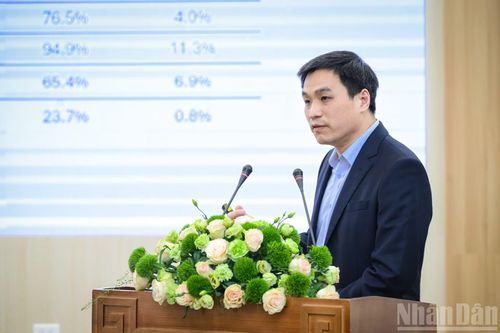Tham luận về "đại dịch" cận thị và điều trị hiện nay của Đại tá, Phó Giáo sư, Tiến sĩ Nguyễn Đình Ngân, Phó Chủ tịch Hội Nhãn khoa Việt Nam, Phó Giám đốc Bệnh viện Quân y 103, thu hút nhiều sự quan tâm.
