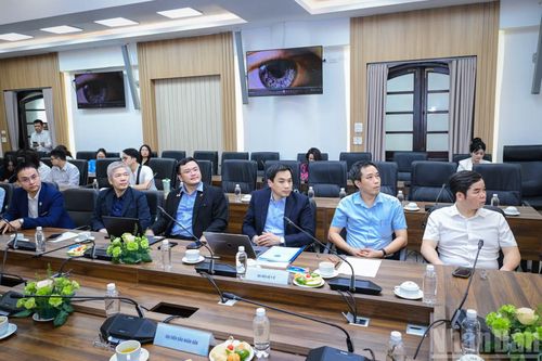 Đại diện cơ quan quản lý nhà nước về y tế, chuyên gia nhãn khoa đầu ngành, hội nghề nghiệp tham gia tọa đàm.
