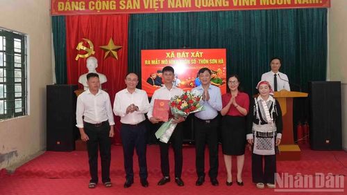 Lãnh đạo xã Bát Xát trao quyết định và tặng hoa chúc mừng thôn Sơn Hà được công nhận đạt mô hình “Thôn số” mức cơ bản.