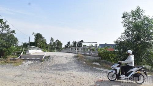 Cầu Kênh Năng chưa có đường dẫn lên cầu.