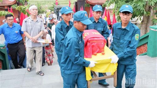  Hài cốt liệt sĩ Nguyễn Hữu Quế được cất bốc từ Nghĩa trang Liệt sĩ Hải Trường (Quảng Trị) về Nghĩa trang Liệt sĩ Nam Đàn, xã Vạn An (Nghệ An). 
