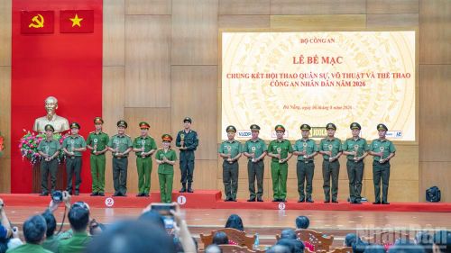 Các tập thể, cá nhân có thành tích xuất sắc nhận giải thưởng tại buổi lễ.