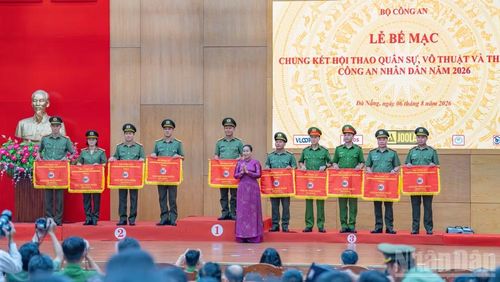 Các tập thể, cá nhân có thành tích xuất sắc nhận giải thưởng tại buổi lễ.