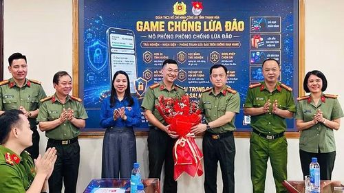 Lãnh đạo Công an tỉnh Thanh Hóa tặng hoa chúc mừng sáng kiến của thanh niên Công an.(Ảnh: Công an Thanh Hóa).