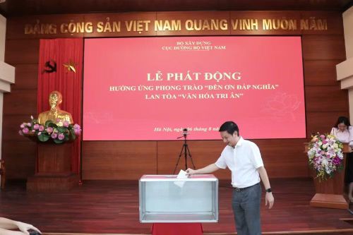 Đồng chí Bùi Quang Thái, Bí thư Đảng ủy, Cục trưởng Cục Đường bộ Việt Nam tham gia ủng hộ tại buổi lễ. (Ảnh: Cục Đường bộ Việt Nam)