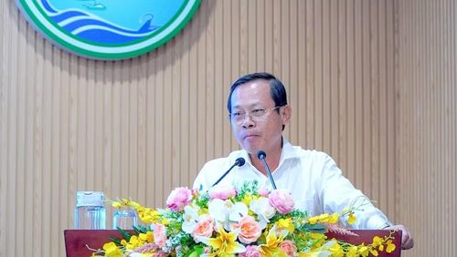 Phó Giám đốc Bảo hiểm Xã hội tỉnh Cà Mau Trịnh Trung Kiên giải đáp thắc mắc đặt ra của đoàn viên, người lao động tại diễn đàn. (Ảnh: HOÀN THÀNH)