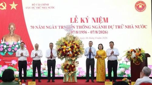 Bộ trưởng Tài chính Ngô Văn Tuấn tặng lẵng hoa chúc mừng 70 năm ngày truyền thống ngành dự trữ nhà nước. (Ảnh: ĐỨC MINH)
