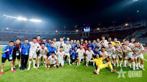 Các thành viên đội tuyển Việt Nam mừng chiến thắng trước Indonesia. Ảnh: VFF