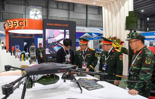 Một sản phẩm phương tiện bay không người lái (UAV) của Nhà máy Z113 (Tổng cục Công nghiệp Quốc phòng) được giới thiệu tại Triển lãm Quốc phòng quốc tế Việt Nam 2024. Ảnh: TUẤN HUY