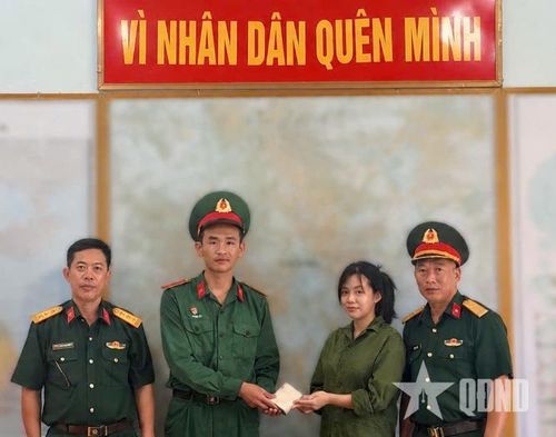  Binh nhì Phạm Hà trả lại tài sản cho chị Nguyễn Đình Phương Linh.