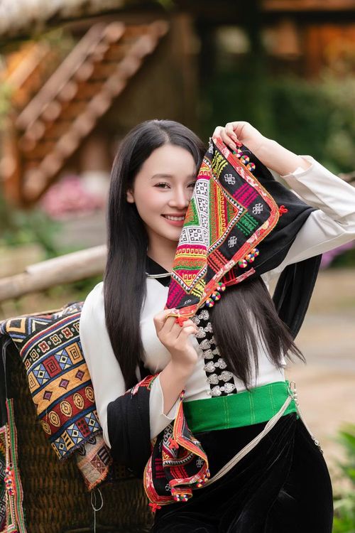 Đối với Huyền Nhi, mỗi chi tiết trên bộ trang phục đều là một mảnh ghép quan trọng, giúp cô cảm nhận rõ hơn về cội nguồn dân tộc.