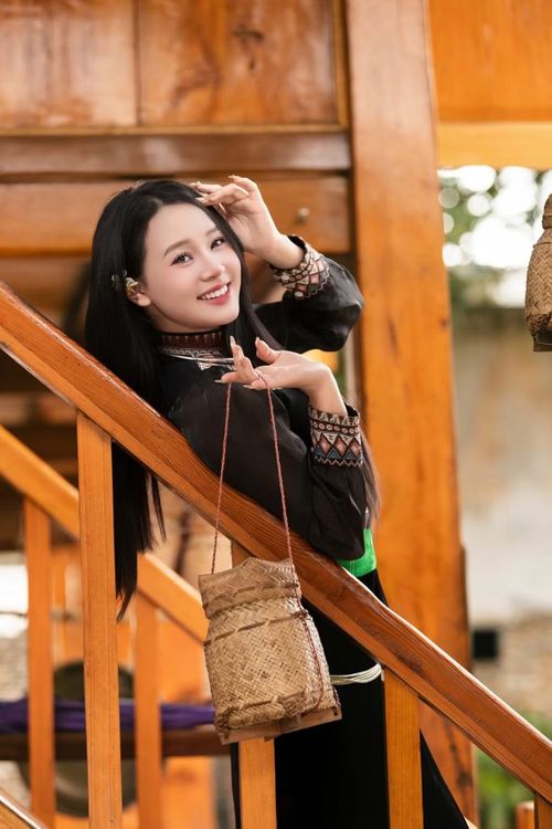Sinh ra và lớn lên tại vùng núi Tây Bắc, tuổi thơ của Huyền Nhi gắn liền với văn hóa và những giá trị truyền thống của người dân tộc Thái.
