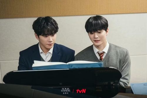 Phim kể về tình bạn, tình yêu, sự cạnh tranh và sự trưởng thành của Kang Bi Oh (Song Kang) và Choi Jung Yo (Lee Jun Young), hai người gặp nhau tại một trường trung học nghệ thuật, theo dõi hành trình từ tuổi thiếu niên đến tuổi trưởng thành của họ với tư cách là những nghệ sĩ piano chuyên nghiệp.Trên hết, mọi người tò mò liệu Kang Bi-o, Choi Jung-yo và Hong Jae-in có còn sát cánh bên nhau hay không. Khi cả ba đã sống cuộc sống riêng của mình trong thập kỷ qua, những thay đổi và câu chuyện cá nhân của họ chắc hẳn đã tích lũy thành nhiều lớp. Sự quan tâm tập trung vào câu chuyện của ba người này, giờ đã 27 tuổi, và tình bạn của họ đã ổn định như thế nào. "Four Hands, Two Sonatas" được phát sóng vào thứ Bảy và Chủ Nhật lúc 21h10 (giờ Hàn Quốc) trên kênh tvN, bắt đầu từ 29/8.