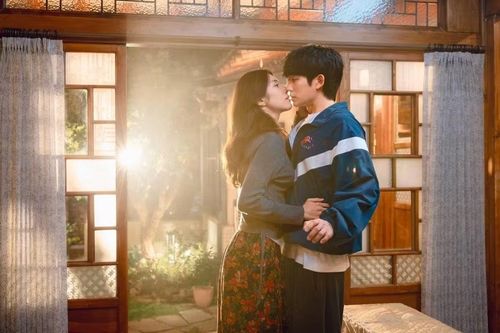 Nữ công tố viên đầy tham vọng Ko Eun Sae (Ha Young) mất hết trí nhớ sau một tai nạn bí ẩn khi đang điều tra một băng đảng tội phạm hùng mạnh. Cô tỉnh dậy ở một ngôi làng hẻo lánh mà không nhớ tên, nghề nghiệp hay quá khứ của mình, chỉ để gặp Jang Tae Ha (Jung Hae In), một cựu võ sĩ quyền anh nay là huấn luyện viên, người khăng khăng rằng anh là bạn trai của cô. Điều Eun Sae không biết là Tae Ha đang che giấu sự thật. Từng dính líu đến một băng đảng và tuyệt vọng muốn bỏ lại quá khứ phía sau, anh gặp lại mối tình đầu khi cô mất trí nhớ. Quyết tâm bảo vệ cô khỏi nguy hiểm đang rình rập, anh đã nói dối một lời nói dối có thể thay đổi cuộc đời cô. Khi họ cùng nhau trải qua cuộc sống chung bất ngờ đầy bí mật, tiếng cười và tình cảm ngày càng lớn dần, Eun Sae và Tae Ha phải khám phá ra sự thật đằng sau quá khứ của cô và tìm hiểu xem liệu một tình yêu được xây dựng trên sự dối trá có thể trở thành tình yêu đích thực hay không?.