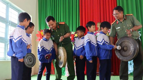 Các em được dạy đánh cồng chiêng để bảo tồn văn hóa Xơ Đăng. Ảnh: HỮU PHÚC 