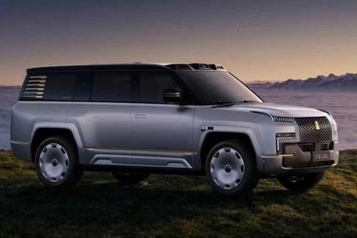 Điểm khác biệt lớn nhất của Yangwang U8L Snowcrest Edition nằm ở cấu hình nội thất 4 chỗ. Hàng ghế sau được bố trí hai ghế thương gia độc lập, ngăn cách bởi bệ trung tâm cỡ lớn tích hợp màn hình điều khiển cảm ứng, tủ lạnh và nhiều ngăn chứa đồ.