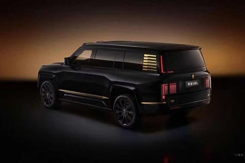 Ở ngoại thất, Yangwang U8L Snowcrest Edition sở hữu phối màu bạc kết hợp nhiều chi tiết mạ vàng. Logo phía trước được chế tác bằng vàng thật, trong khi hai bên thân xe xuất hiện cảm biến LiDAR và dòng chữ "Yangwang" trên cột D.