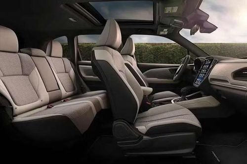 Hiện trang bị cụ thể của Subaru Forester Hybrid tại Việt Nam chưa được công bố. Tuy nhiên, sẽ không bất ngờ nếu xe sở hữu trang bị đầy đủ như hệ thống đèn LED, mâm 18 inch, ghế trước chỉnh điện 10 hướng tích hợp hỗ trợ lưng...