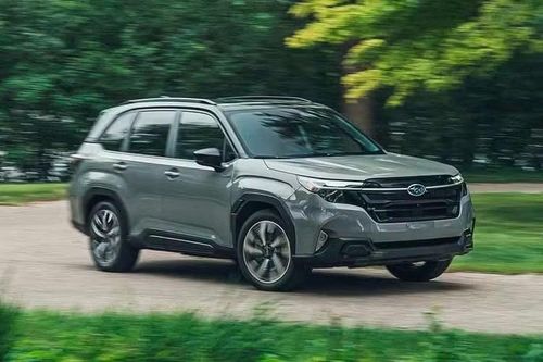 Vào hồi tháng 5/2026, đã xuất hiện tin đồn về việc Subaru Forester Hybrid chuẩn bị ra mắt Việt Nam vào cuối năm 2026. Đến nay, đại lý đã hé lộ thêm về thời điểm trình làng và giá bán của mẫu SUV cỡ C này. Theo thông tin từ đại lý, Subaru Forester Hybrid sẽ được giới thiệu ở Việt Nam vào tháng 10/2026 tới đây.