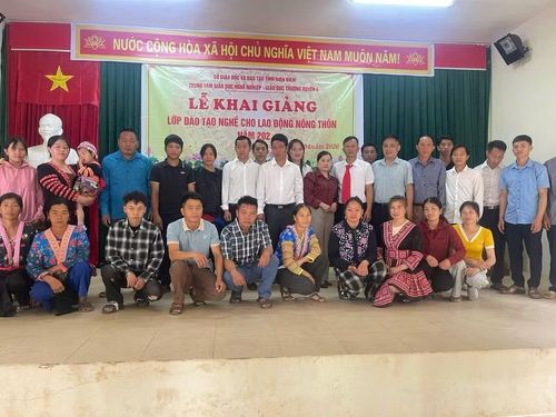 Các giảng viên và học viên chụp ảnh lưu niệm.